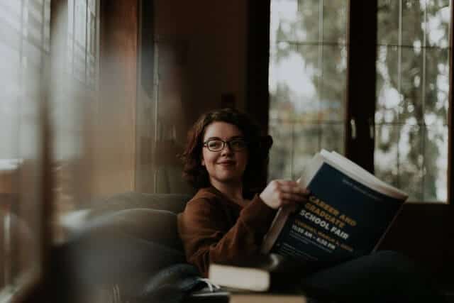 SEO Copywriting Best Practices | Smiling Woman With Book | B-SeenOnTop