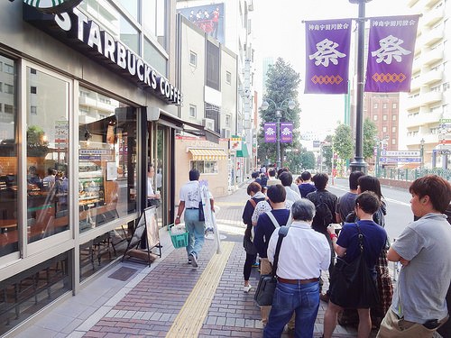 queue outside a starbucks indicating popularity 