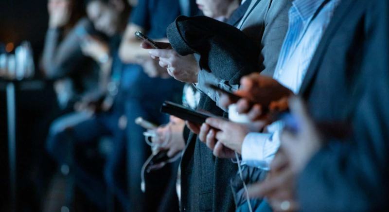 Why Can't I Find My Website on Google | Crowd of People Surfing The Internet | www.b-seenontop.com